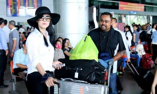 Ca sĩ Thu Phương xuất hiện đẹp rạng ngời ở Tân Sơn Nhất