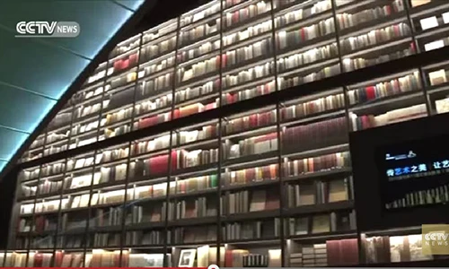 Choáng ngợp trước bức tường sách lớn nhất thế giới