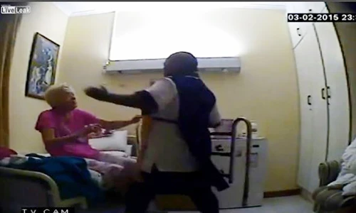 Điều dưỡng viên to con đấm dã man cụ bà 84 tuổi