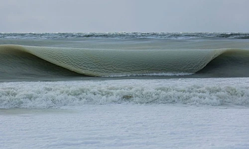 Kỳ thú hiện tượng sóng biển đóng băng trăm năm có một