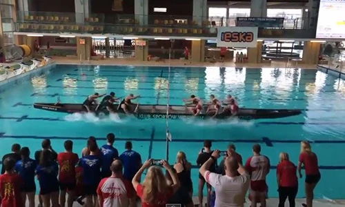 Hai đội cùng đua trên một chiếc thuyền, đội nào thắng?