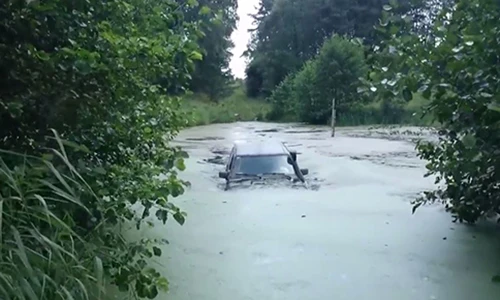 Xem ô tô lừ lừ "bơi" qua sông ngoạn mục