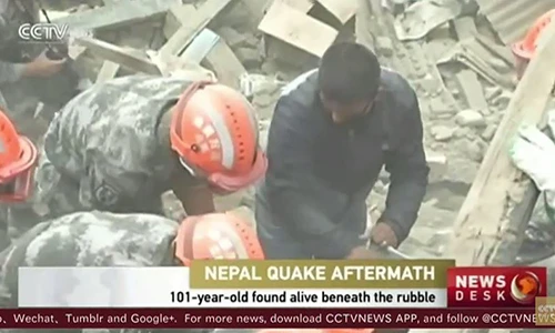 Cụ ông 101 tuổi sống sót sau 7 ngày động đất Nepal