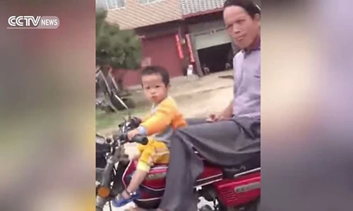 Kinh ngạc bé 2 tuổi lái mô tô vèo vèo trên đường