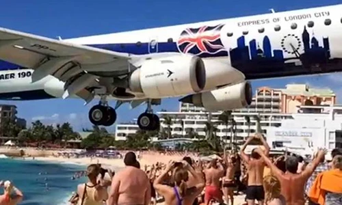 Kinh hoàng phi cơ bay sát đầu người trước khi hạ cánh
