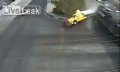 Kinh hoàng cảnh tàu hỏa húc đổ container lôi đi