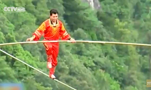 Ngỡ ngàng màn làm xiếc ở độ cao 300m