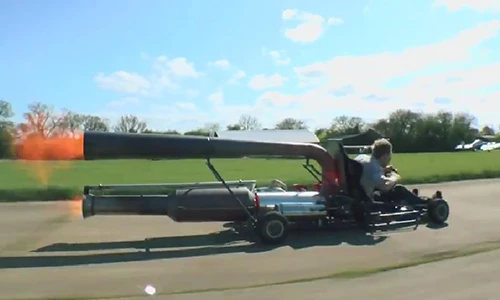 Ô tô tự chế với hai ống xả khủng nhất thế giới