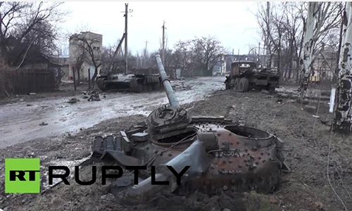La liệt xác xe tăng trên đường phố Donetsk