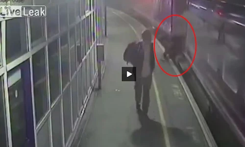 Ghê rợn cảnh gã say rượu ngã vào đường ray xe lửa