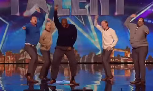 Quý ông U50 lắc mông, uốn éo “đốt cháy” sân khấu