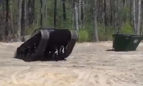 Xe tăng trình diễn khả năng bốc đầu khó tin