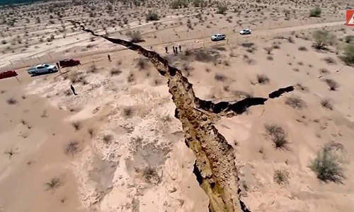 Rùng mình xem mặt đất vỡ đôi như phim ngày tận thế