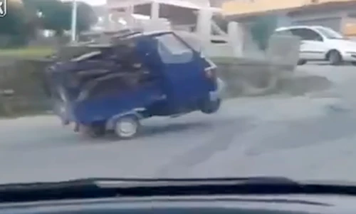 Cười vỡ bụng xem xe ba gác làm xiếc trên đường