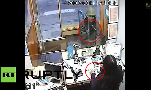 Vụ cướp ngân hàng hài hước có 1-0-2