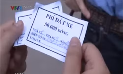 Tiệm bánh thu phí dắt xe 50.000 đồng gây sốc