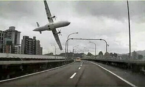 Cận cảnh máy bay Đài Loan trước khi rơi xuống sông