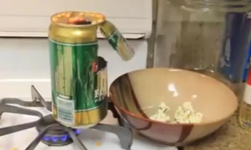 Cách nổ bỏng ngô bằng vỏ lon bia chưa từng thấy