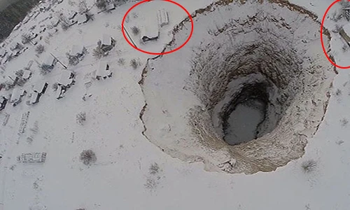 Hố tử thần sâu hơn 100m xuất hiện gần nhà dân