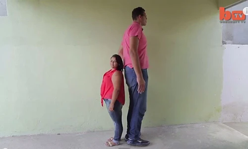 Chuyện tình cảm động của cặp vợ chồng chênh nhau một mét