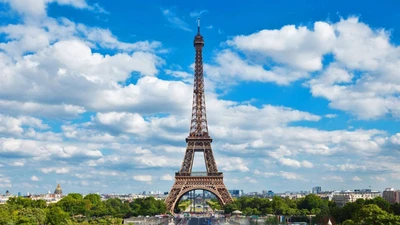 Vì sao tháp Eiffel cao thêm tới 15 cm vào mùa Hè?