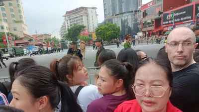 Người dân tập trung tại đường Thanh Niên chờ xem sơ duyệt diễu binh A80