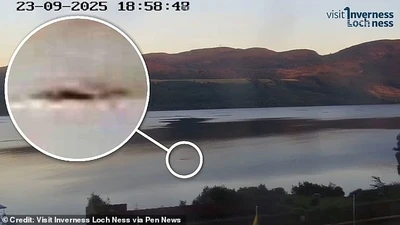 Thợ săn rùng mình chứng kiến sinh vật bí ẩn hồ Loch Ness khổng lồ