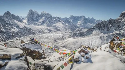 Phát hiện cấu trúc kỳ lạ đang nâng dãy Himalaya lên cao