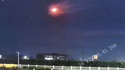 Tuy nhiên, nhiều người cho rằng những tiếng nổ đó chỉ là tiếng sấm vì khi ấy trời đang mưa. Ảnh: Weibo.