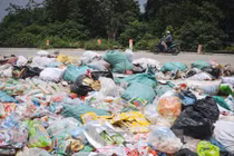 Hà Nội tiêu huỷ "núi" bánh kẹo bỏ đi tại La Phù