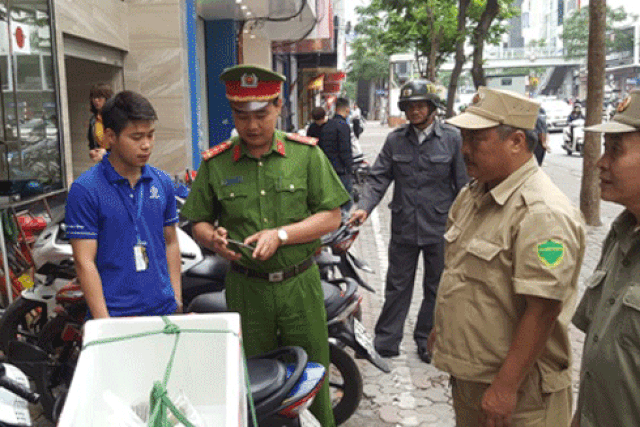 2. Dân phòng được vào lực lượng theo quy định Bộ Công an: Dự thảo luật Bộ Công an công bố, lực lượng bảo vệ dân phố, dân phòng, công an xã bán chuyên trách được tổ chức thành lực lượng bảo vệ an ninh, trật tự. Chính phủ quy định khung số lượng, có chế độ bồi dưỡng, hỗ trợ hàng tháng, đóng bảo hiểm xã hội, bảo hiểm y tế. UBND cấp xã bố trí địa điểm, nơi làm việc. Lực lượng này có con dấu riêng theo quy định của Bộ trưởng Bộ Công an.