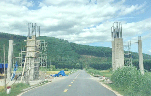 Nhiều người dân không đồng tình với việc xây cổng chào quá lớn. Số tiền này nên để đầu tư cho hộ nghèo và đồng bào vùng khó khăn về nước sạch.