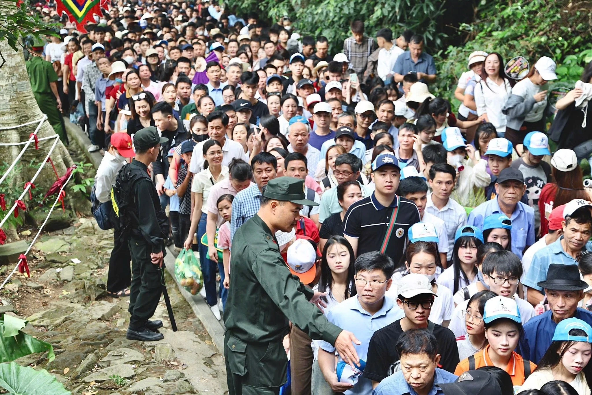 Biển người đổ về Đền Hùng trước ngày chính hội