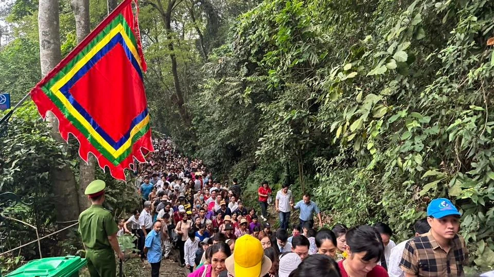 Hàng nghìn người đội mưa dâng hương Đền Hùng, lối đi ken đặc