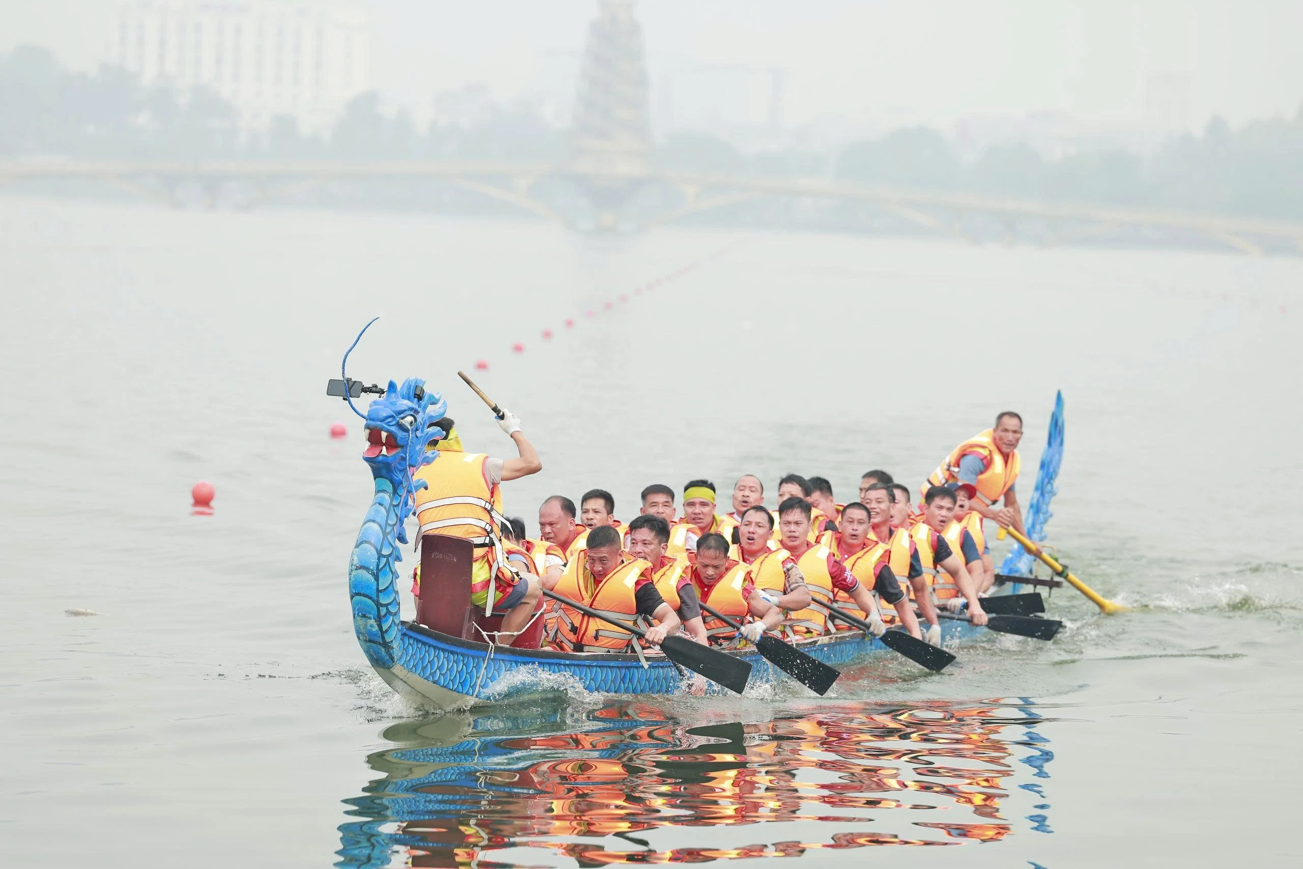 240 vận động viên đua bơi chải dịp Giỗ Tổ Hùng Vương