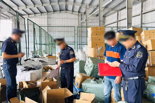 Hải quan bắt giữ gần 15.000 mỹ phẩm và túi hiệu giả tại cửa khẩu