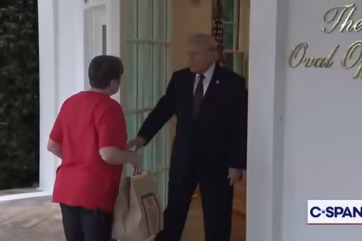 Hoài nghi về khoản tiết kiệm 11.000 USD của nhân viên giao hàng Mỹ