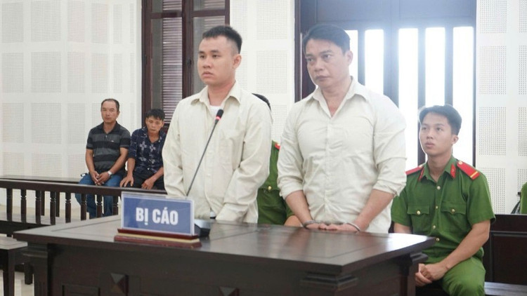 Hai bị cáo tại phiên tòa. image.jpg
