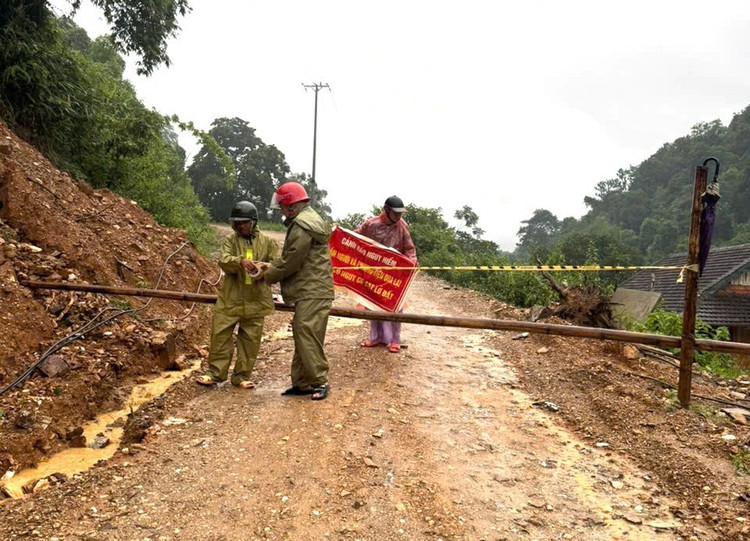 Xã Yên Hòa tổ chức cấm đường, cử cán bộ túc trực tại hiện trường để đảm bảo an toàn. 46e6a49d16d79f89c6c6.jpg