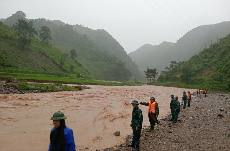 Lực lượng chức năng đang nỗ lực tìm kiếm nạn nhân mất tích do bị lũ cuốn trôi. Tuy nhiên trong điều kiện mưa to, trời tối, nước từ thượng nguồn đổ về lớn nên việc tìm kiếm gặp nhiều khó khăn, chưa có kết quả. anh-bai.png