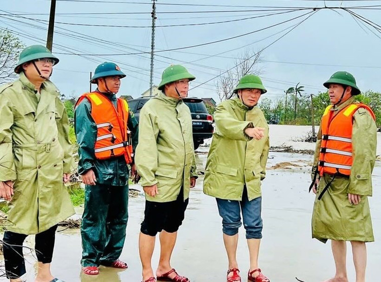 Ông Lê Hồng Vinh - Chủ tịch UBND tỉnh Nghệ An chỉ đạo trực tiếp với Ban chỉ huy phòng thủ dân sự xã Lam Thành. nghe-an-2-rfxw.jpg