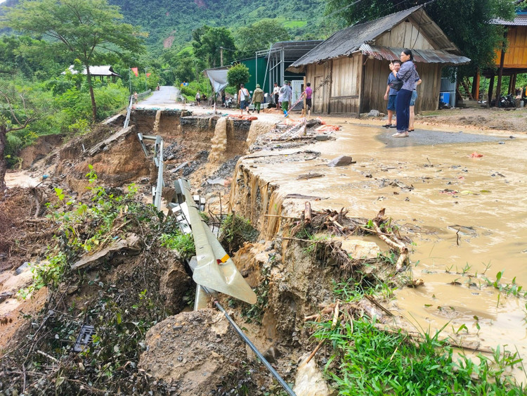 Phần đường Quốc lộ 16 bị sạt lở tại bản Huồi Cáng 1 đã xảy ra từ ngày 23/7 do mưa lớn, nước chảy từ khe Huồi Nhỏ về kéo theo đất đá đã làm tắc cống thoát nước và tràn lên mặt đường gây sạt lở ngày một nghiêm trọng. img-8760.jpg