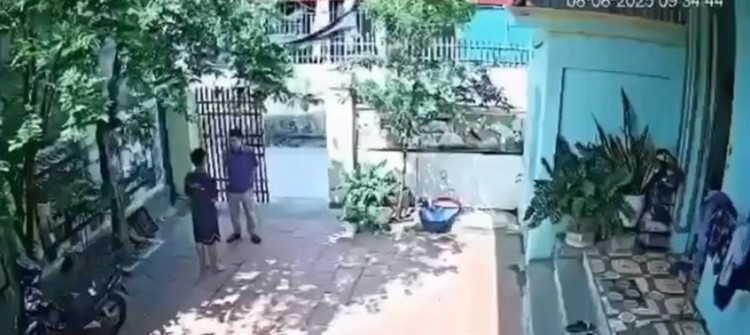 Thầy T. đến nhà quát mắng và tát liên tiếp vào mặt nam sinh lớp 7 khiến nam sinh này bị rách màng nhĩ. (ảnh cắt từ clip) 6d4bb11c0e12864cdf03.jpg