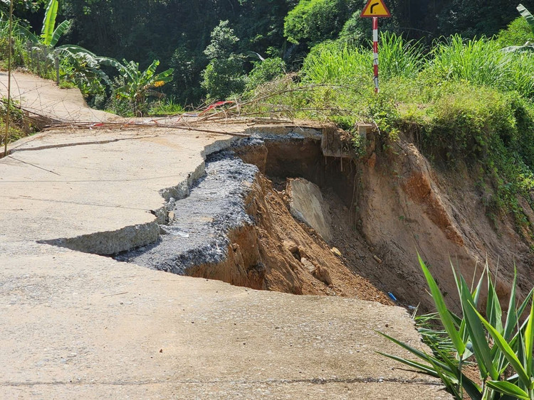 Sạt lở nghiêm trọng dọc suối Son sau cơn bão số 3. satlo.jpg