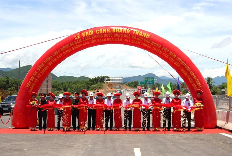 Lễ thông xe kỹ thuật Dự án cao tốc Hòa Liên - Túy Loan. z6922252125680e45b50bb6b2c0d2290104cdd300fff9a-17555808336041551188367.jpg