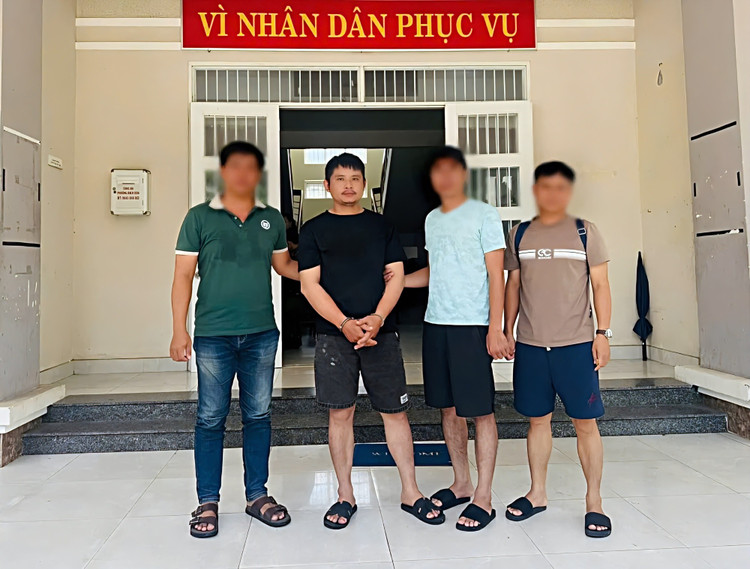 Đối tượng Trần Đình Trung (mặc áo đen) bị lực lượng chức năng bắt giữ. 1000018436-17543924356341156780786.jpg