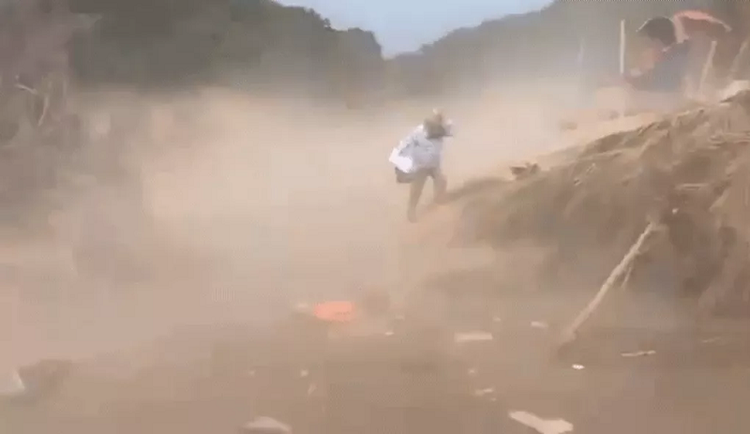 Hình ảnh về trận lốc xoáy. (Ảnh cắt từ clip) loc-xoay.png
