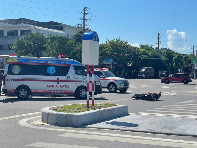 Hiện trường vụ tai nạn. z68863671359329cf4027011bbb8f44fbd56a9920e0ca4-1754644146063454524200.jpg
