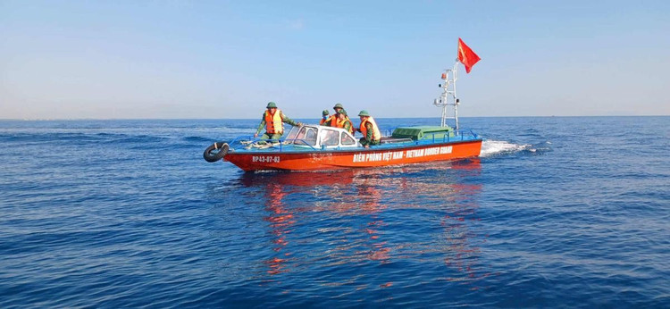 Lực lượng chức năng và người dân khẩn trương tìm kiếm một ngư dân phường Quảng Phú mất tích khi đi câu trên biển. mat-tich-3.jpg