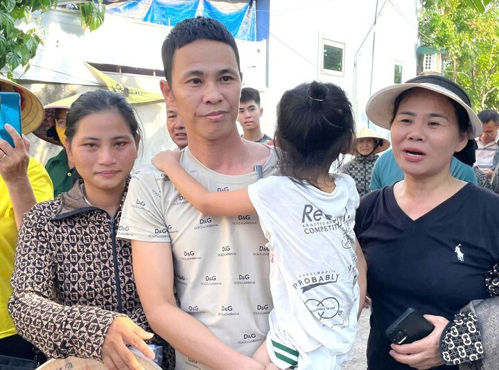 Anh Thái Khắc Thành được trở về nhà trong niềm vui và hanh phúc của gia đình và hàng xóm, z69033455057335a81f5fe355c3fcac06f2892592bb9eb-17572866.jpg